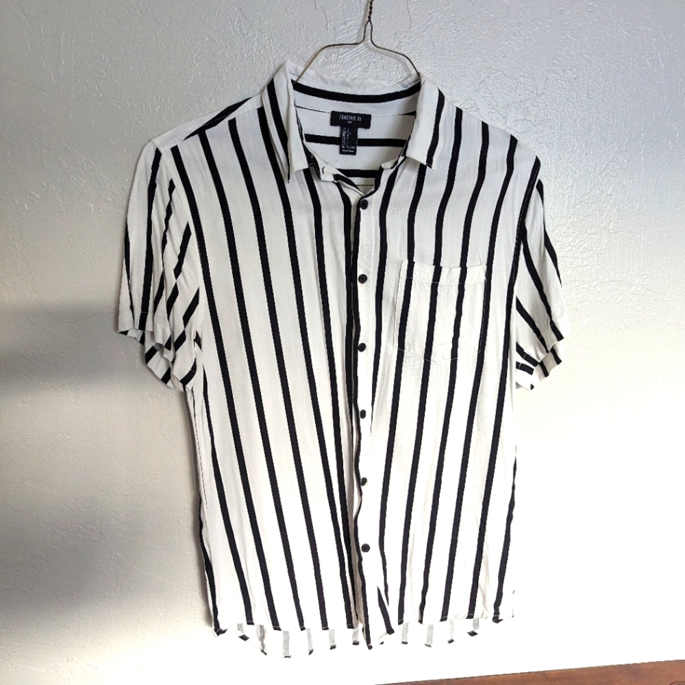 Forever 21 Men Black and White Striped Button Down Shirt Light and Flowy men's L